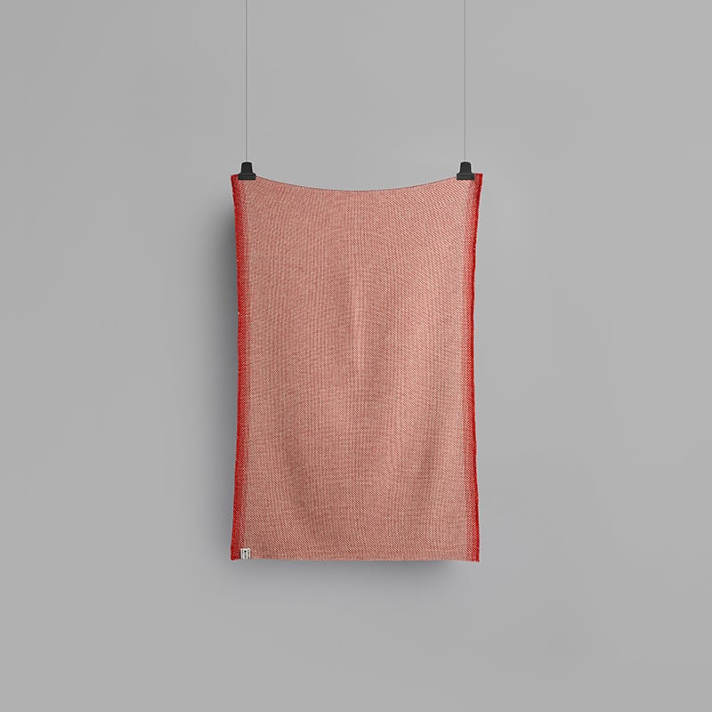 Una half size throw - Lys red Una half size throw - Lys red