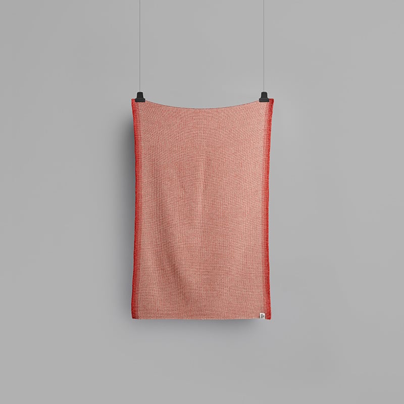 Una half size throw - Lys red Una half size throw - Lys red