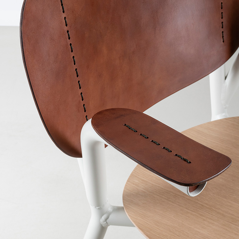 Emil Rosi chair with armrest - Cognac/white, oak veneer